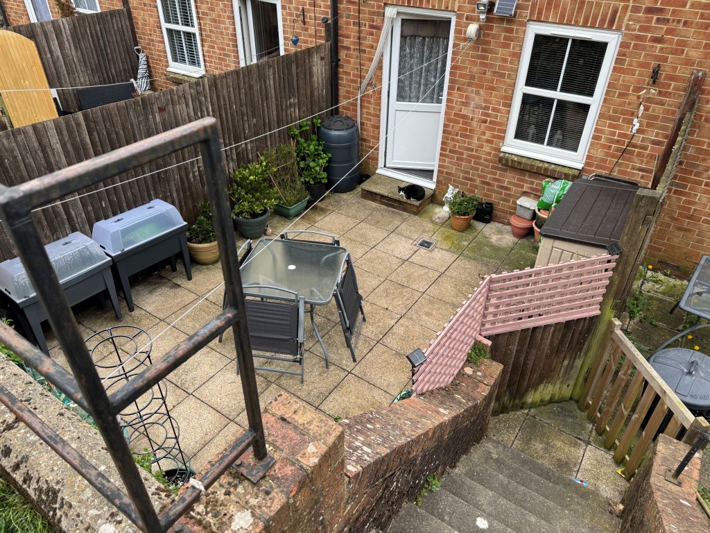 Lot: 128 - FREEHOLD MODERN TERRACE HOUSE INVESTMENT - Rear courtyard